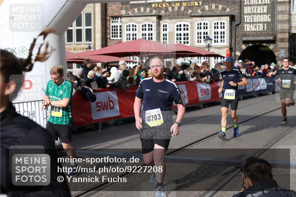 05.10.2025 - 20. swb-Marathon Bremen Yannick Fuchs http://msf.ph/oto/9227208 05.10.2025 10:58:04 Ziel 9221, 9568, 9719, 10219, 10577, 10651, 10703, 10834, 10975, 11023, 11116, 11301, 11469, 11564, 11663 meine-sportfotos.de