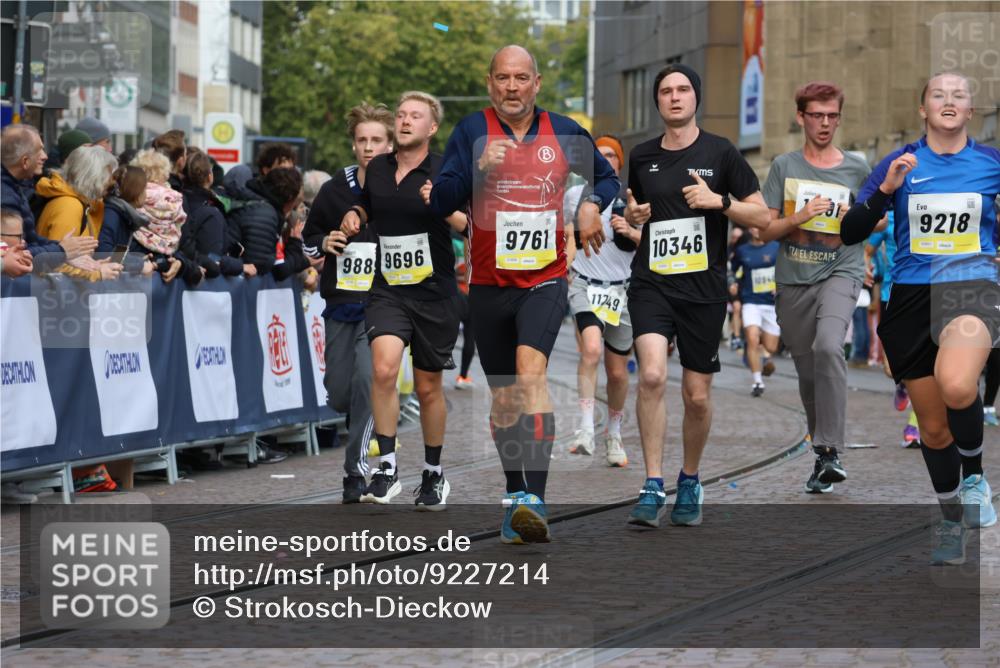 05.10.2025 - 20. swb-Marathon Bremen Strokosch-Dieckow http://msf.ph/oto/9227214 05.10.2025 10:49:48 Ziel 9218, 9369, 9452, 9696, 9761, 9889, 10159, 10346, 10781, 11091, 11749 meine-sportfotos.de