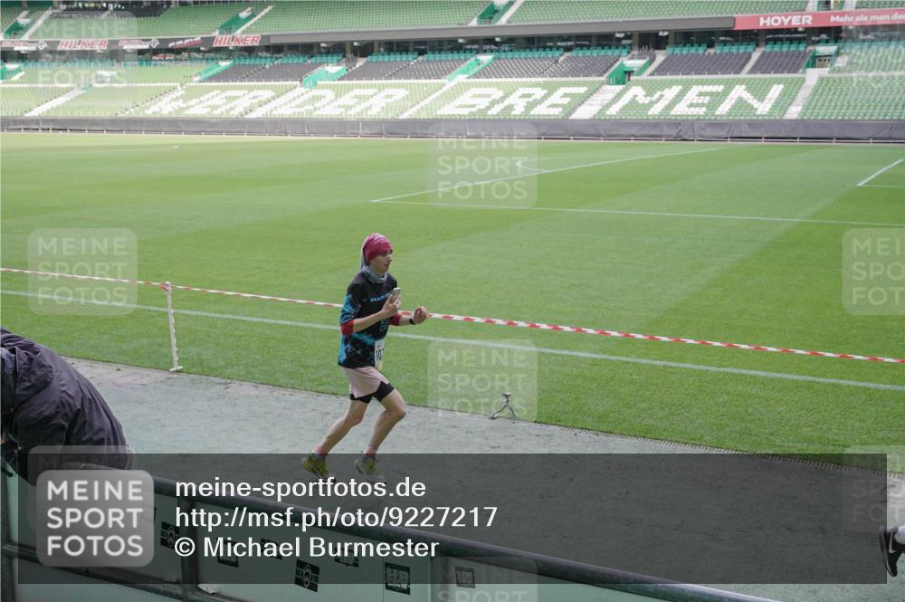 05.10.2025 - 20. swb-Marathon Bremen Michael Burmester http://msf.ph/oto/9227217 05.10.2025 10:20:44 Laufen im Stadion 9336, 9340, 9527, 9596, 9694, 9697, 10372, 10410, 10476, 10538, 11013, 11185, 11188, 11341, 11443, 11687, 9319 meine-sportfotos.de