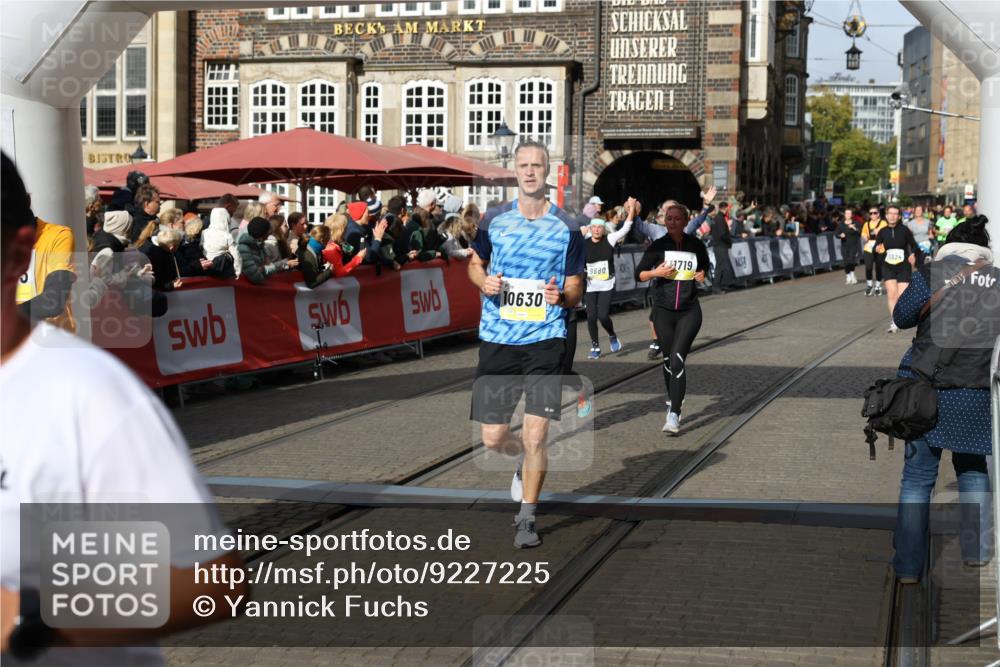 05.10.2025 - 20. swb-Marathon Bremen Yannick Fuchs http://msf.ph/oto/9227225 05.10.2025 11:01:12 Ziel 9208, 9305, 9443, 9600, 9880, 9954, 10228, 10359, 10477, 10630, 11053, 11524, 11719 meine-sportfotos.de