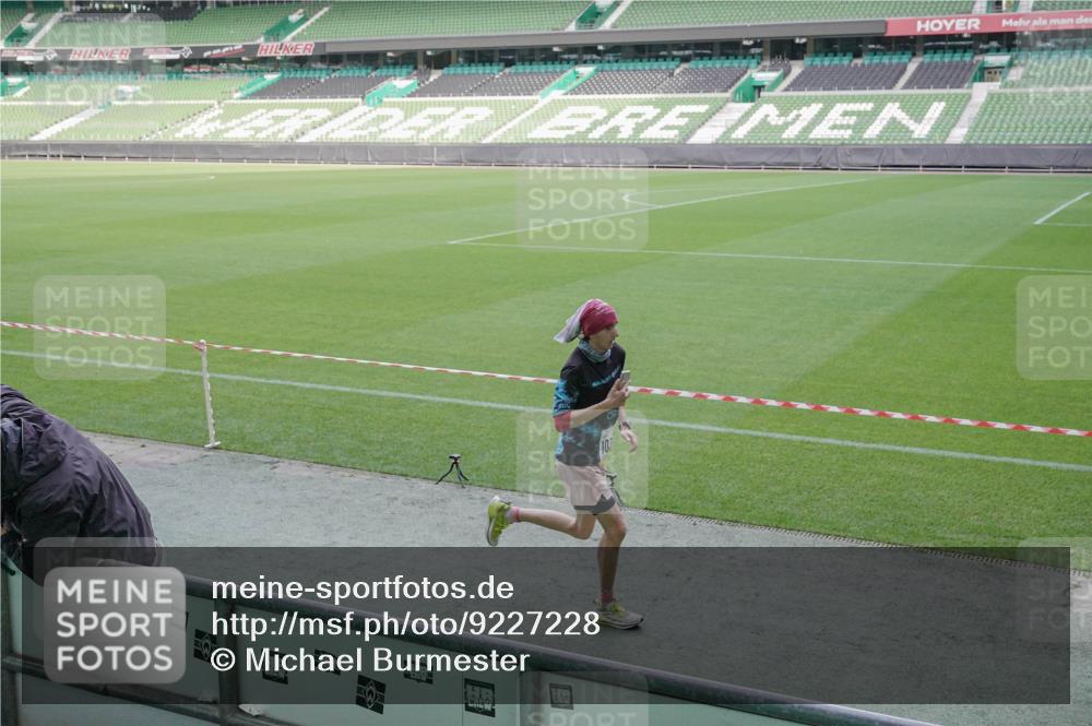 05.10.2025 - 20. swb-Marathon Bremen Michael Burmester http://msf.ph/oto/9227228 05.10.2025 10:20:45 Laufen im Stadion 9336, 9340, 9527, 9596, 9694, 9697, 10372, 10410, 10476, 10538, 11013, 11185, 11188, 11341, 11443, 11687, 9319 meine-sportfotos.de