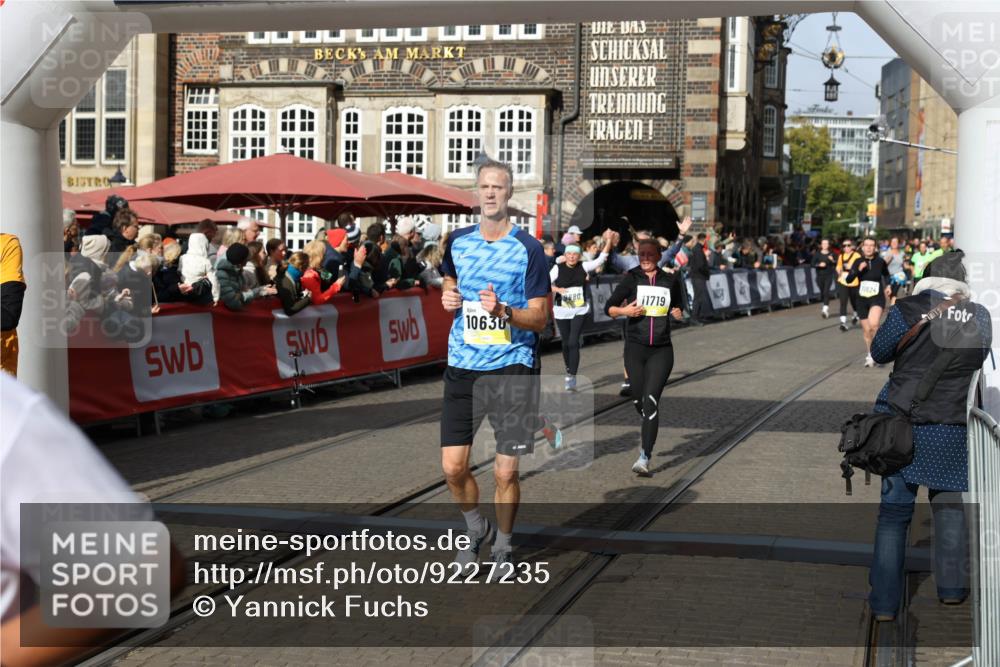 05.10.2025 - 20. swb-Marathon Bremen Yannick Fuchs http://msf.ph/oto/9227235 05.10.2025 11:01:12 Ziel 9208, 9305, 9443, 9600, 9880, 9954, 10228, 10359, 10477, 10630, 11053, 11524, 11719 meine-sportfotos.de