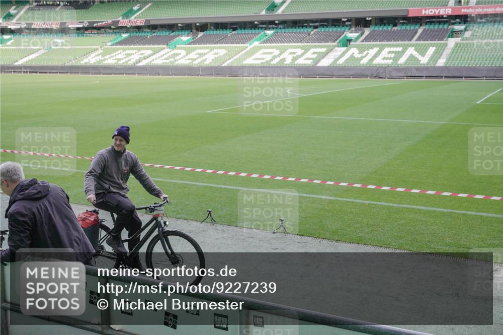 05.10.2025 - 20. swb-Marathon Bremen Michael Burmester http://msf.ph/oto/9227239 05.10.2025 10:20:58 Laufen im Stadion 9336, 9340, 9429, 9480, 9527, 9596, 9694, 9697, 9829, 9833, 10372, 10410, 10476, 10538, 11013, 11185, 11188, 11341, 11443, 11687, 9319 meine-sportfotos.de