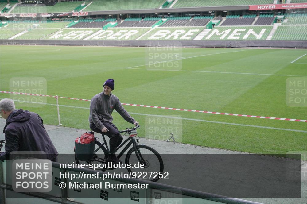 05.10.2025 - 20. swb-Marathon Bremen Michael Burmester http://msf.ph/oto/9227252 05.10.2025 10:20:58 Laufen im Stadion 9336, 9340, 9429, 9480, 9527, 9596, 9694, 9697, 9829, 9833, 10372, 10410, 10476, 10538, 11013, 11185, 11188, 11341, 11443, 11687, 9319 meine-sportfotos.de