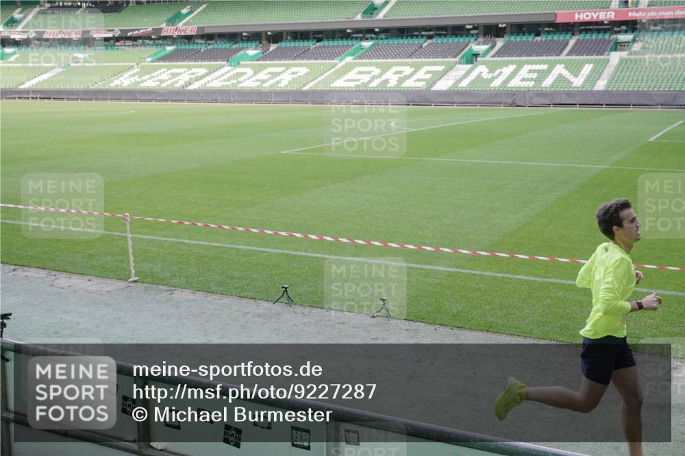 05.10.2025 - 20. swb-Marathon Bremen Michael Burmester http://msf.ph/oto/9227287 05.10.2025 10:21:05 Laufen im Stadion 9336, 9340, 9429, 9480, 9527, 9596, 9694, 9697, 9829, 9833, 10372, 10425, 10538, 11013, 11185, 11188, 11341, 11443, 11687, 9340, 10410, 10476 meine-sportfotos.de