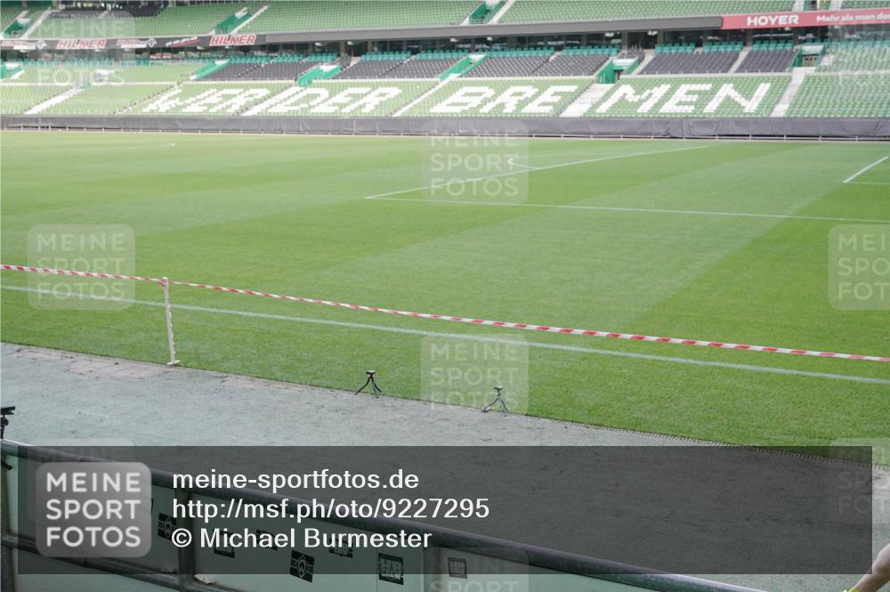 05.10.2025 - 20. swb-Marathon Bremen Michael Burmester http://msf.ph/oto/9227295 05.10.2025 10:21:06 Laufen im Stadion 9336, 9429, 9480, 9527, 9596, 9694, 9697, 9829, 9833, 10372, 10425, 10538, 11013, 11185, 11188, 11341, 11443, 11687, 9340, 9694, 10410, 10476 meine-sportfotos.de