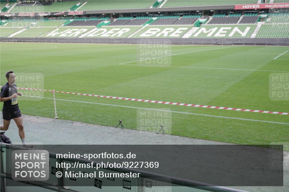05.10.2025 - 20. swb-Marathon Bremen Michael Burmester http://msf.ph/oto/9227369 05.10.2025 10:21:38 Laufen im Stadion 9429, 9480, 9565, 9586, 9809, 9829, 9833, 10347, 10425, 10501, 10704, 10775, 11021, 11176, 11213, 11465, 11687, 9336, 9527, 9596, 10372, 11185, 11188 meine-sportfotos.de