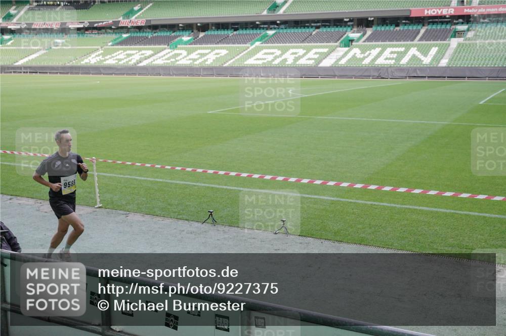 05.10.2025 - 20. swb-Marathon Bremen Michael Burmester http://msf.ph/oto/9227375 05.10.2025 10:21:38 Laufen im Stadion 9429, 9480, 9565, 9586, 9809, 9829, 9833, 10347, 10425, 10501, 10704, 10775, 11021, 11176, 11213, 11465, 11687, 9336, 9527, 9596, 10372, 11185, 11188 meine-sportfotos.de
