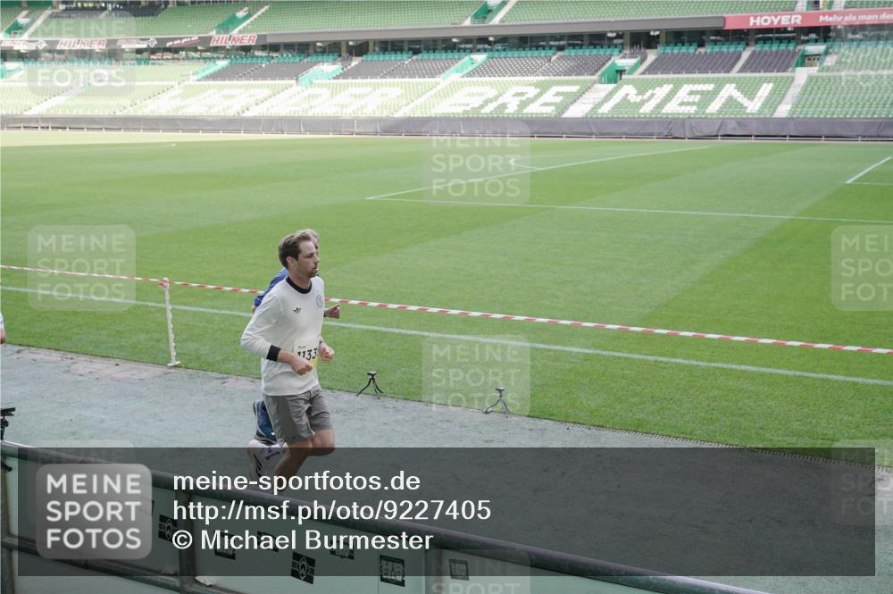 05.10.2025 - 20. swb-Marathon Bremen Michael Burmester http://msf.ph/oto/9227405 05.10.2025 10:22:48 Laufen im Stadion 7111, 9239, 9504, 9755, 9863, 10052, 10171, 10175, 10176, 10352, 10409, 10517, 10525, 10658, 10847, 10908, 10967, 11328, 11335, 11343, 11349, 11430, 11594, 9341, 9809, 10358, 10775, 10862, 11132 meine-sportfotos.de