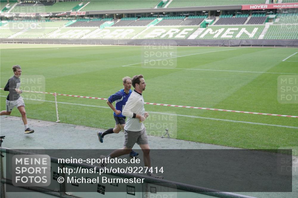 05.10.2025 - 20. swb-Marathon Bremen Michael Burmester http://msf.ph/oto/9227414 05.10.2025 10:22:48 Laufen im Stadion 7111, 9239, 9504, 9755, 9863, 10052, 10171, 10175, 10176, 10352, 10409, 10517, 10525, 10658, 10847, 10908, 10967, 11328, 11335, 11343, 11349, 11430, 11594, 9341, 9809, 10358, 10775, 10862, 11132 meine-sportfotos.de