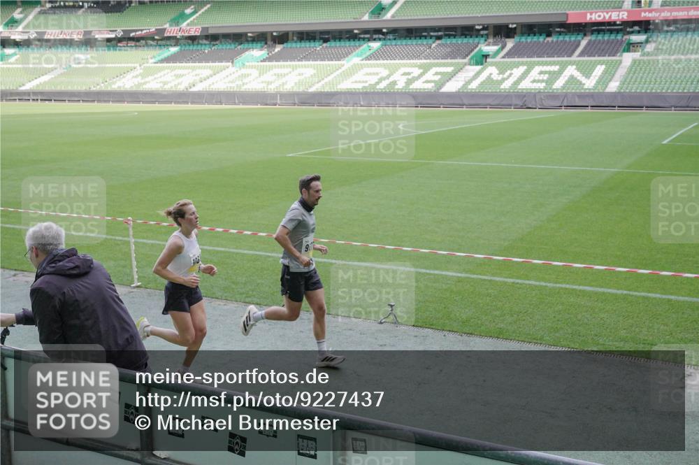 05.10.2025 - 20. swb-Marathon Bremen Michael Burmester http://msf.ph/oto/9227437 05.10.2025 10:23:04 Laufen im Stadion 7111, 9239, 9504, 9671, 9863, 10052, 10161, 10171, 10175, 10176, 10352, 10409, 10517, 10525, 10565, 10658, 10686, 10847, 10908, 10952, 10967, 11328, 11335, 11343, 11349, 11430, 11594, 9341, 9755, 10358 meine-sportfotos.de