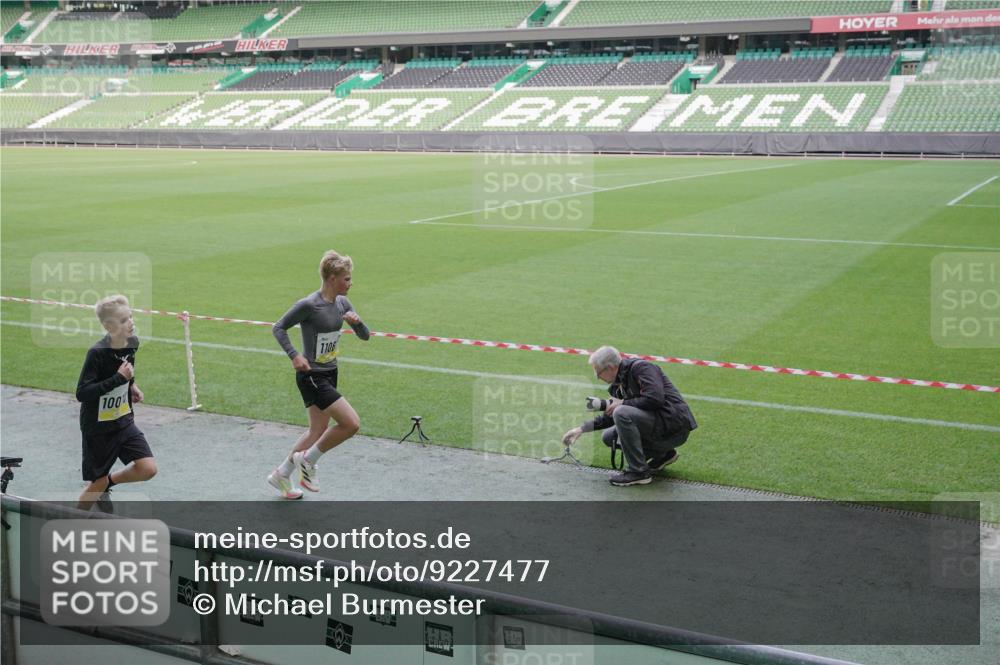 05.10.2025 - 20. swb-Marathon Bremen Michael Burmester http://msf.ph/oto/9227477 05.10.2025 10:23:21 Laufen im Stadion 9213, 9239, 9289, 9403, 9504, 9671, 9863, 9922, 10052, 10070, 10161, 10171, 10175, 10176, 10352, 10525, 10565, 10606, 10658, 10686, 10753, 10847, 10908, 10952, 10967, 11067, 11069, 11328, 11335, 11343, 11349, 11474, 11710, 7111, 10409, 10517, 10967, 11343, 11430, 11594 meine-sportfotos.de