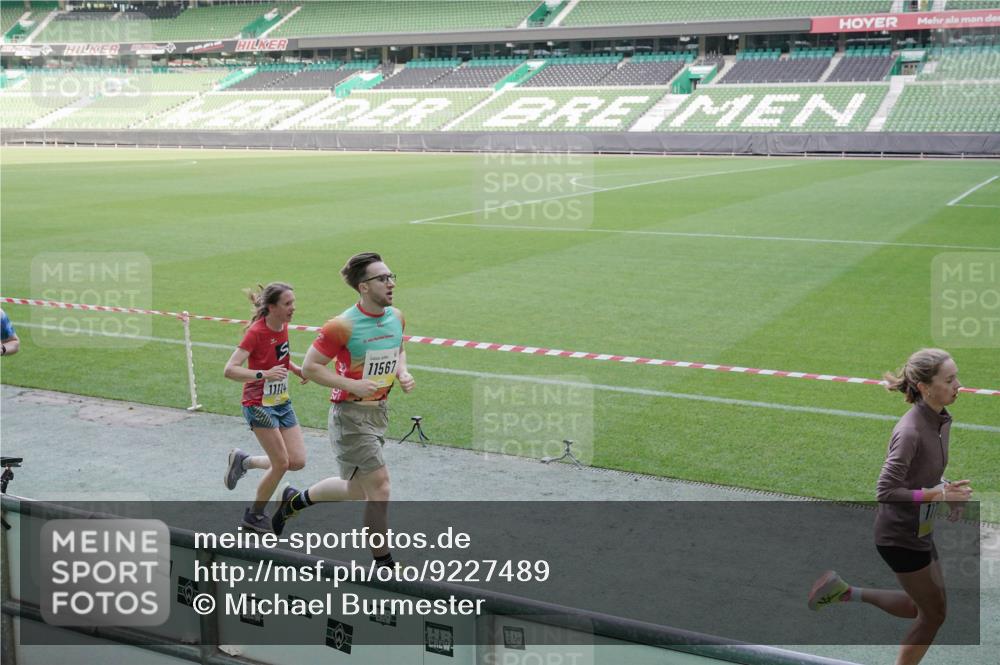 05.10.2025 - 20. swb-Marathon Bremen Michael Burmester http://msf.ph/oto/9227489 05.10.2025 10:23:35 Laufen im Stadion 9213, 9289, 9403, 9671, 9863, 9922, 10052, 10070, 10161, 10276, 10525, 10565, 10606, 10658, 10686, 10753, 10952, 11067, 11069, 11114, 11328, 11335, 11418, 11474, 11567, 11710, 9239, 9504, 10052, 10171, 10175, 10176, 10352, 10847, 10908, 10967, 11343, 11349, 11594 meine-sportfotos.de
