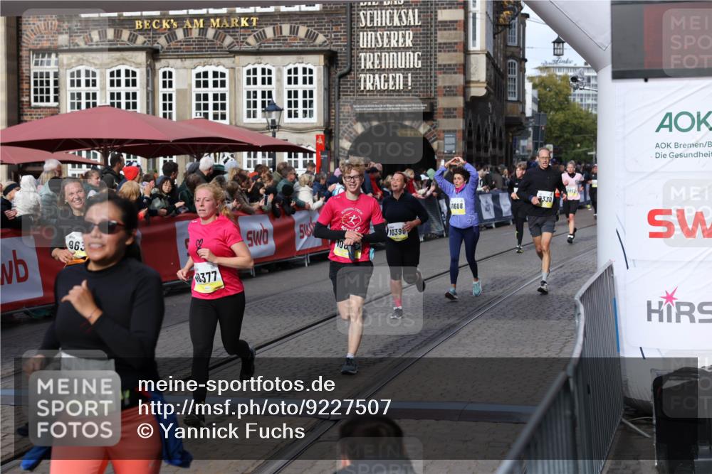 05.10.2025 - 20. swb-Marathon Bremen Yannick Fuchs http://msf.ph/oto/9227507 05.10.2025 10:58:15 Ziel 9330, 9576, 9582, 9634, 9872, 10127, 10377, 10395, 10398, 10459, 10620, 10793, 11058, 11601, 11608 meine-sportfotos.de