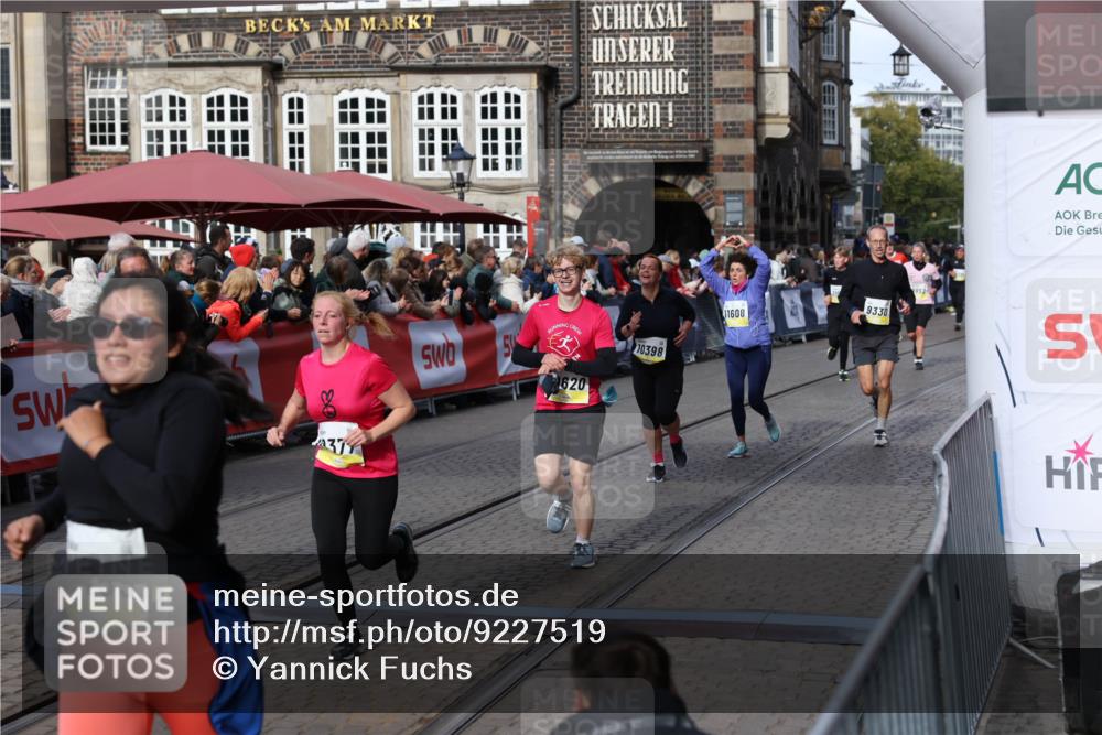 05.10.2025 - 20. swb-Marathon Bremen Yannick Fuchs http://msf.ph/oto/9227519 05.10.2025 10:58:15 Ziel 9330, 9576, 9582, 9634, 9872, 10127, 10377, 10395, 10398, 10459, 10620, 10793, 11058, 11601, 11608 meine-sportfotos.de