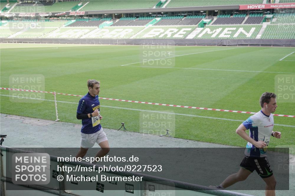 05.10.2025 - 20. swb-Marathon Bremen Michael Burmester http://msf.ph/oto/9227523 05.10.2025 10:23:36 Laufen im Stadion 9213, 9289, 9403, 9671, 9863, 9922, 10070, 10161, 10276, 10525, 10565, 10606, 10658, 10686, 10753, 10952, 11067, 11069, 11114, 11328, 11335, 11418, 11474, 11567, 11710, 9239, 9504, 9863, 10052, 10171, 10175, 10176, 10352, 10847, 10908, 10967, 11335, 11343, 11349, 11594 meine-sportfotos.de