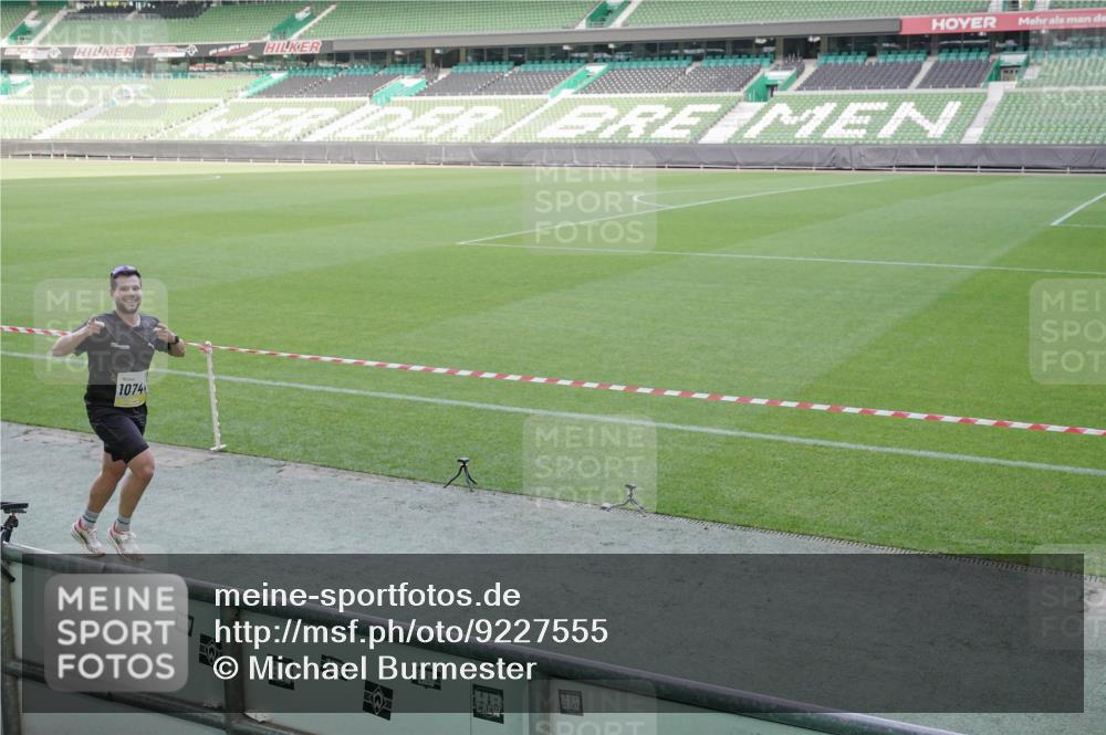 05.10.2025 - 20. swb-Marathon Bremen Michael Burmester http://msf.ph/oto/9227555 05.10.2025 10:24:24 Laufen im Stadion 9262, 9364, 9524, 9700, 10208, 10229, 10276, 10592, 10691, 10744, 10838, 10880, 10910, 11086, 11418, 11476, 11701, 11725, 9213, 9289, 9403, 9922, 10070, 10161, 10276, 10606, 10753, 11067, 11069, 11114, 11418, 11474, 11567, 11710 meine-sportfotos.de
