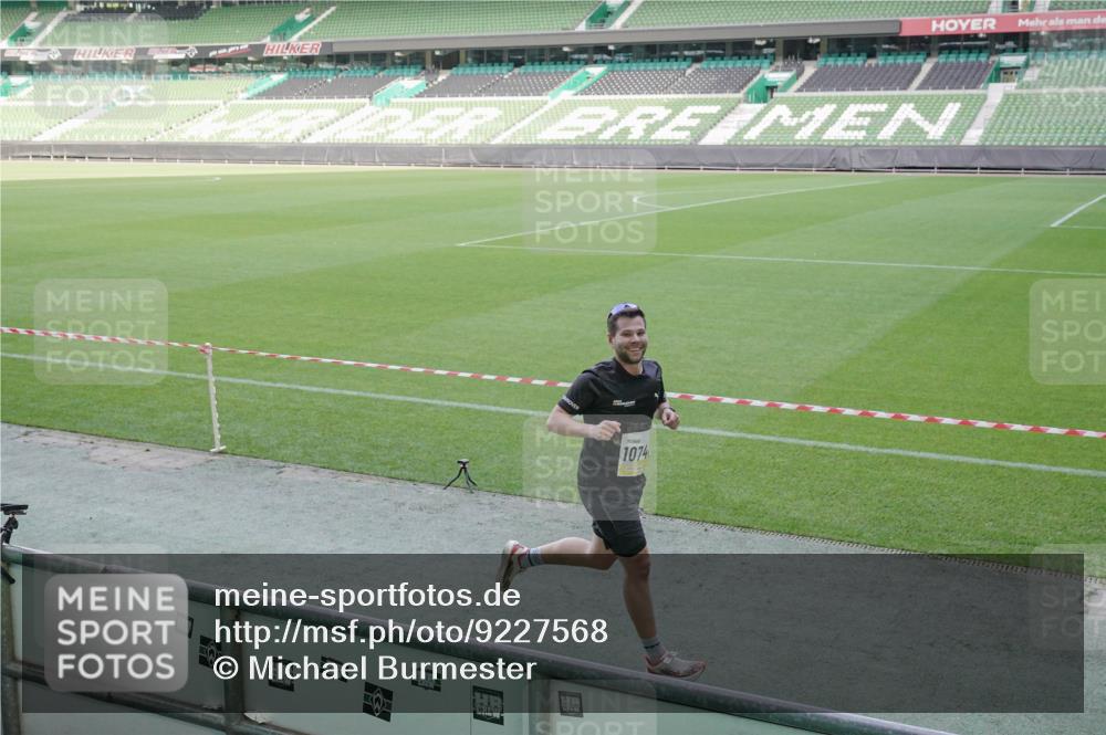 05.10.2025 - 20. swb-Marathon Bremen Michael Burmester http://msf.ph/oto/9227568 05.10.2025 10:24:25 Laufen im Stadion 9262, 9364, 9524, 9700, 10208, 10229, 10592, 10691, 10744, 10838, 10880, 10910, 11086, 11476, 11701, 11725, 9213, 9289, 9403, 9922, 10070, 10276, 10606, 10753, 11067, 11069, 11114, 11418, 11474, 11567, 11710 meine-sportfotos.de