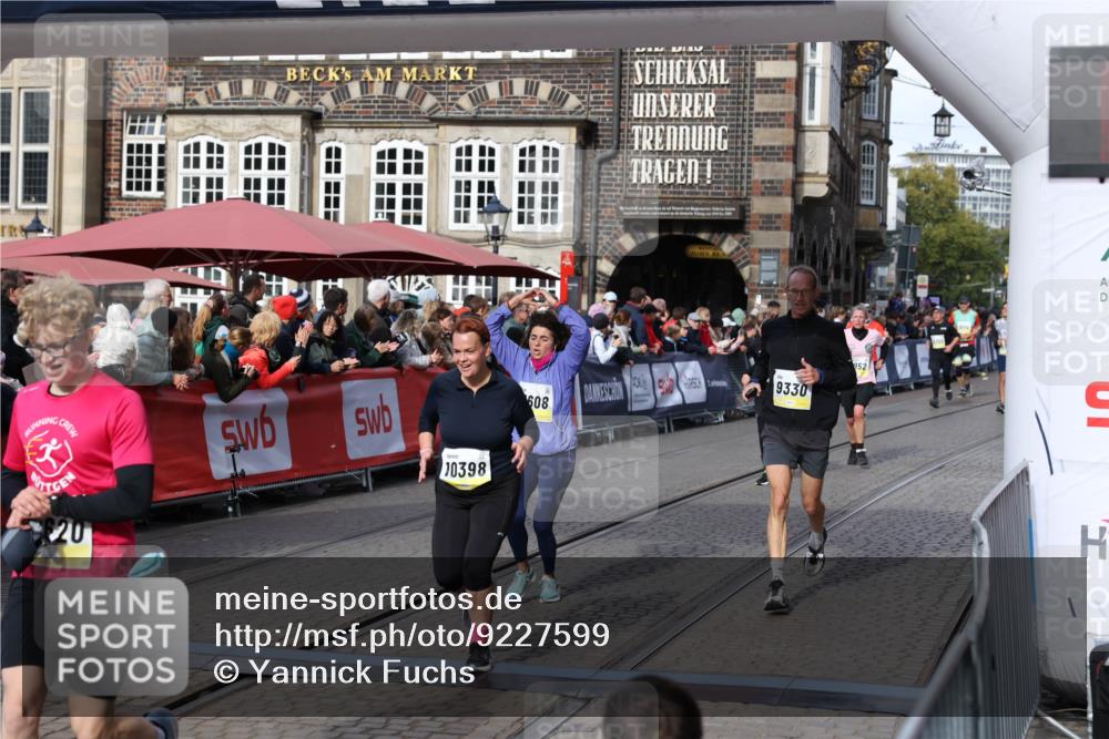 05.10.2025 - 20. swb-Marathon Bremen Yannick Fuchs http://msf.ph/oto/9227599 05.10.2025 10:58:17 Ziel 9330, 9576, 9582, 9634, 9952, 10127, 10377, 10395, 10398, 10459, 10620, 11058, 11562, 11608 meine-sportfotos.de