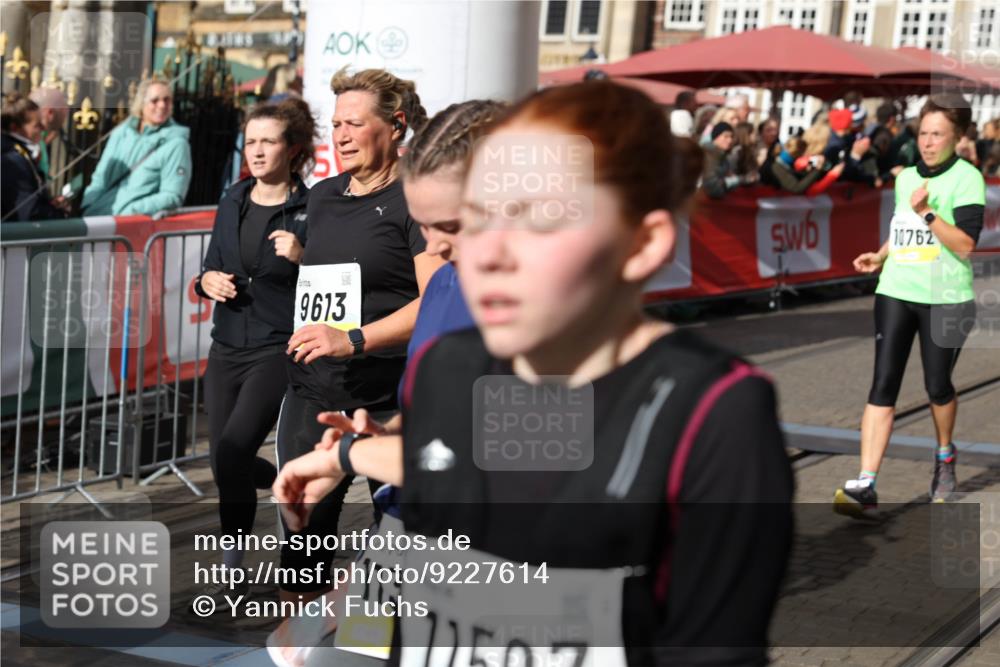 05.10.2025 - 20. swb-Marathon Bremen Yannick Fuchs http://msf.ph/oto/9227614 05.10.2025 11:01:23 Ziel 9182, 9613, 9925, 10544, 10762, 10914, 11337, 11338, 11597, 11680 meine-sportfotos.de