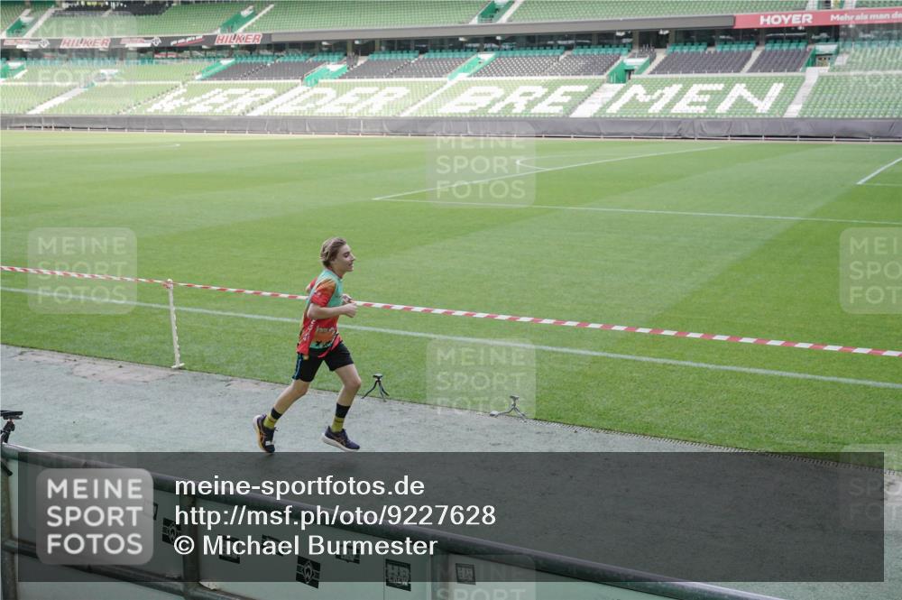 05.10.2025 - 20. swb-Marathon Bremen Michael Burmester http://msf.ph/oto/9227628 05.10.2025 10:24:31 Laufen im Stadion 8187, 9253, 9262, 9364, 9524, 9700, 10208, 10229, 10375, 10592, 10691, 10744, 10838, 10880, 10910, 11086, 11217, 11476, 11701, 11725, 9213, 10276, 10606, 11069, 11114, 11418, 11474, 11567, 11710 meine-sportfotos.de