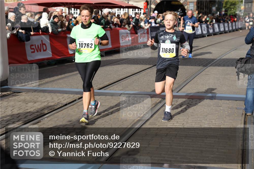 05.10.2025 - 20. swb-Marathon Bremen Yannick Fuchs http://msf.ph/oto/9227629 05.10.2025 11:01:23 Ziel 9182, 9613, 9925, 10544, 10762, 10914, 11337, 11338, 11597, 11680 meine-sportfotos.de