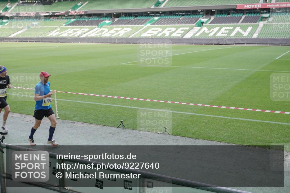 05.10.2025 - 20. swb-Marathon Bremen Michael Burmester http://msf.ph/oto/9227640 05.10.2025 10:24:35 Laufen im Stadion 8187, 9253, 9262, 9364, 9524, 9700, 10208, 10229, 10375, 10592, 10691, 10744, 10838, 10880, 10910, 11086, 11217, 11476, 11640, 11701, 11725, 9213, 10276, 10606, 11114, 11418, 11474, 11567, 11710 meine-sportfotos.de