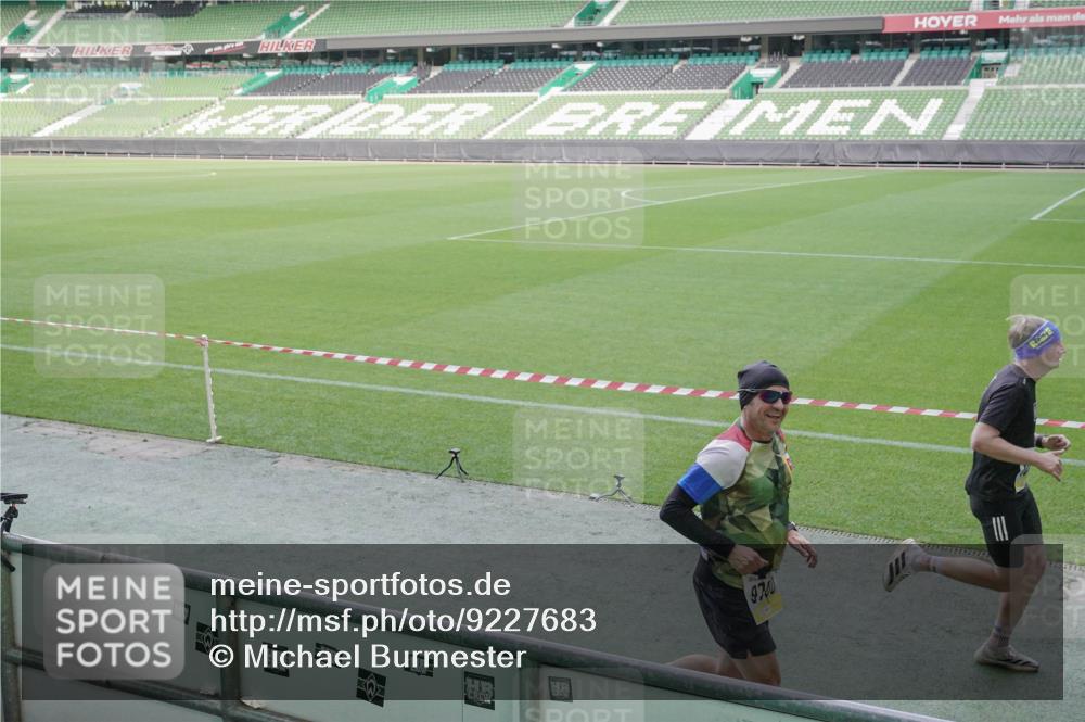05.10.2025 - 20. swb-Marathon Bremen Michael Burmester http://msf.ph/oto/9227683 05.10.2025 10:24:37 Laufen im Stadion 8187, 9253, 9262, 9364, 9524, 9700, 10208, 10229, 10375, 10592, 10691, 10744, 10838, 10880, 10910, 11086, 11217, 11304, 11476, 11640, 11701, 11725, 9213, 9262, 10276, 10606, 11086, 11114, 11418, 11474, 11567, 11710 meine-sportfotos.de