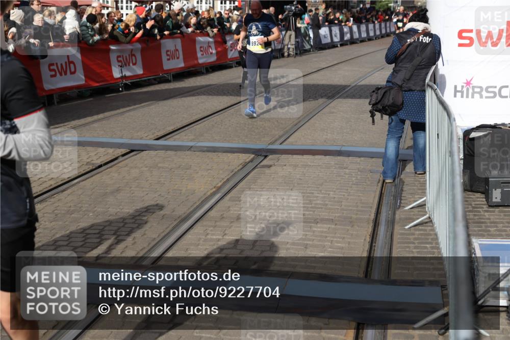 05.10.2025 - 20. swb-Marathon Bremen Yannick Fuchs http://msf.ph/oto/9227704 05.10.2025 11:01:25 Ziel 9182, 9613, 9925, 10544, 10762, 10914, 11337, 11338, 11597, 11680, 11688 meine-sportfotos.de