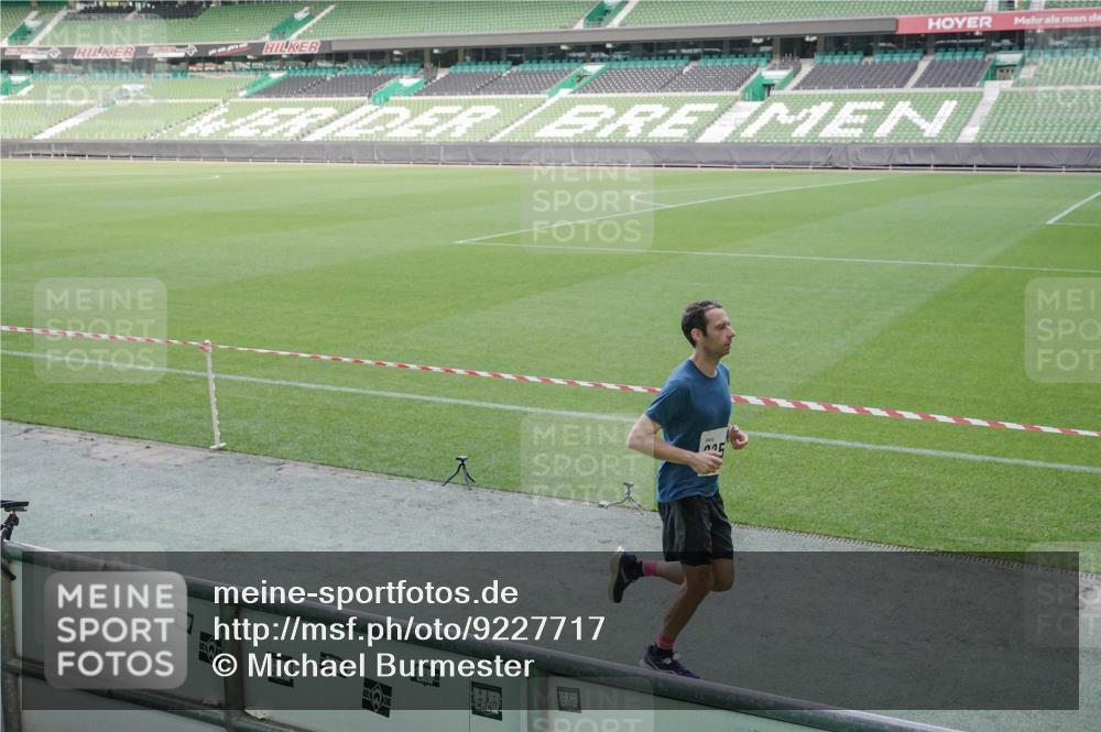 05.10.2025 - 20. swb-Marathon Bremen Michael Burmester http://msf.ph/oto/9227717 05.10.2025 10:24:41 Laufen im Stadion 8187, 9253, 9364, 9524, 9700, 10208, 10229, 10375, 10691, 10744, 10838, 10880, 10910, 10979, 11217, 11304, 11476, 11640, 11701, 11725, 9262, 10276, 10592, 11086, 11114, 11418, 11567, 11710 meine-sportfotos.de