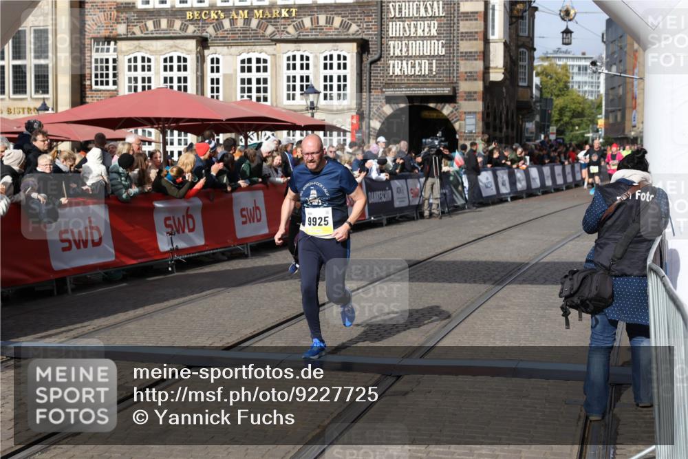 05.10.2025 - 20. swb-Marathon Bremen Yannick Fuchs http://msf.ph/oto/9227725 05.10.2025 11:01:26 Ziel 9182, 9613, 9925, 10544, 10762, 10914, 11337, 11338, 11597, 11680, 11688 meine-sportfotos.de
