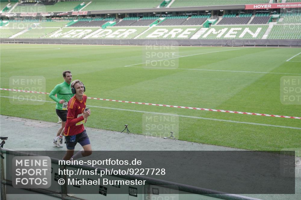 05.10.2025 - 20. swb-Marathon Bremen Michael Burmester http://msf.ph/oto/9227728 05.10.2025 10:24:43 Laufen im Stadion 8187, 9253, 9364, 9524, 9700, 10208, 10229, 10375, 10691, 10744, 10838, 10880, 10910, 10979, 11217, 11304, 11476, 11640, 11701, 11725, 9262, 10276, 10592, 11086, 11418, 11567, 11701 meine-sportfotos.de