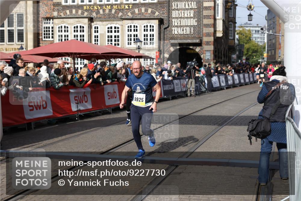 05.10.2025 - 20. swb-Marathon Bremen Yannick Fuchs http://msf.ph/oto/9227730 05.10.2025 11:01:26 Ziel 9182, 9613, 9925, 10544, 10762, 10914, 11337, 11338, 11597, 11680, 11688 meine-sportfotos.de