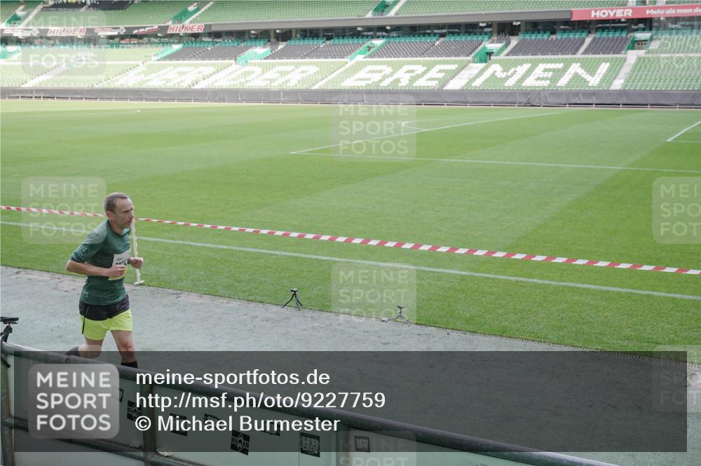 05.10.2025 - 20. swb-Marathon Bremen Michael Burmester http://msf.ph/oto/9227759 05.10.2025 10:24:46 Laufen im Stadion 8187, 9253, 9302, 9364, 9524, 9558, 9700, 10208, 10229, 10375, 10553, 10691, 10744, 10838, 10880, 10910, 10979, 11217, 11256, 11304, 11476, 11640, 11725, 9262, 10592, 11086, 11701 meine-sportfotos.de