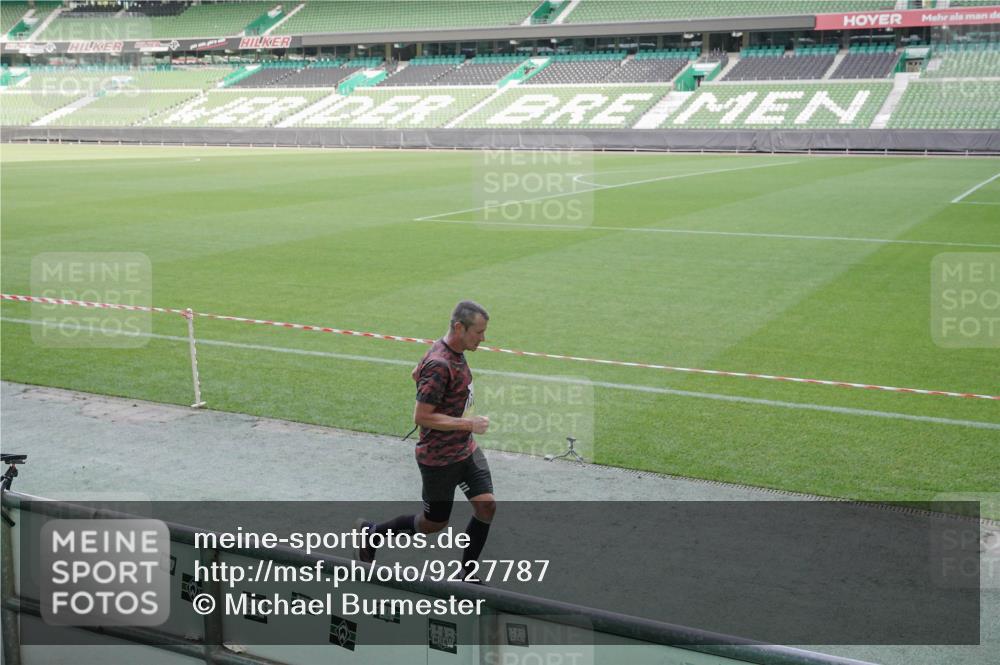 05.10.2025 - 20. swb-Marathon Bremen Michael Burmester http://msf.ph/oto/9227787 05.10.2025 10:24:50 Laufen im Stadion 8187, 9253, 9302, 9364, 9524, 9558, 9700, 10104, 10155, 10208, 10229, 10375, 10541, 10553, 10652, 10691, 10744, 10838, 10880, 10910, 10979, 11217, 11256, 11304, 11476, 11581, 11640, 11725, 9262, 10592, 11086, 11701 meine-sportfotos.de