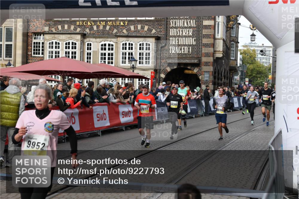 05.10.2025 - 20. swb-Marathon Bremen Yannick Fuchs http://msf.ph/oto/9227793 05.10.2025 10:58:22 Ziel 7077, 9330, 9634, 9952, 10368, 10377, 10398, 10620, 10786, 11049, 11562, 11608 meine-sportfotos.de