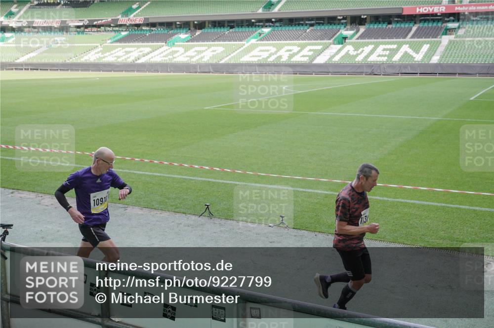 05.10.2025 - 20. swb-Marathon Bremen Michael Burmester http://msf.ph/oto/9227799 05.10.2025 10:24:51 Laufen im Stadion 8187, 9253, 9302, 9364, 9524, 9558, 9700, 10104, 10155, 10208, 10229, 10375, 10541, 10553, 10652, 10691, 10744, 10838, 10880, 10910, 10979, 11217, 11256, 11304, 11476, 11581, 11640, 11725, 9262, 10592, 11086, 11701 meine-sportfotos.de