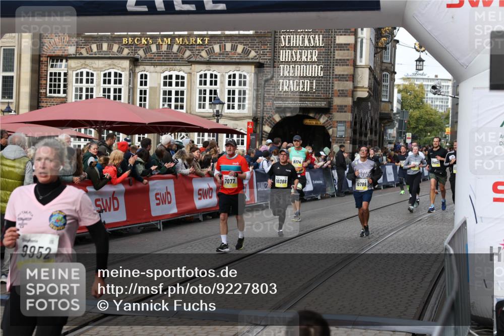 05.10.2025 - 20. swb-Marathon Bremen Yannick Fuchs http://msf.ph/oto/9227803 05.10.2025 10:58:22 Ziel 7077, 9330, 9634, 9952, 10368, 10377, 10398, 10620, 10786, 11049, 11562, 11608 meine-sportfotos.de