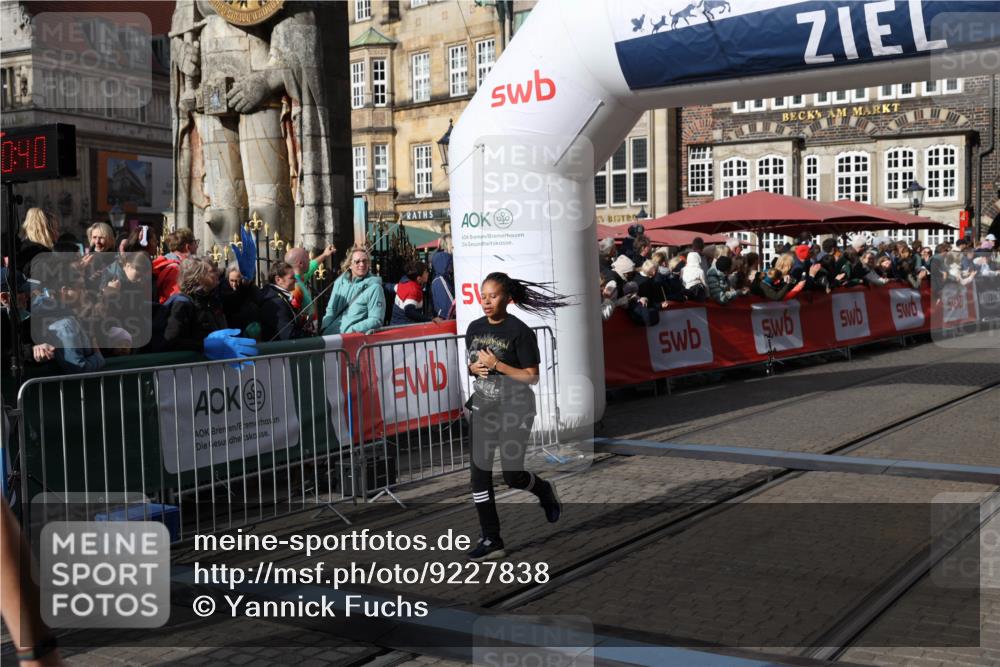05.10.2025 - 20. swb-Marathon Bremen Yannick Fuchs http://msf.ph/oto/9227838 05.10.2025 11:01:29 Ziel 9925, 10762, 11680, 11688 meine-sportfotos.de