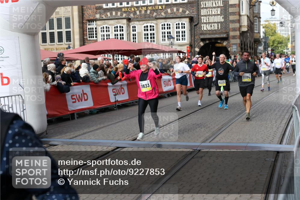 05.10.2025 - 20. swb-Marathon Bremen Yannick Fuchs http://msf.ph/oto/9227853 05.10.2025 11:01:35 Ziel 7908, 9286, 9371, 10157, 10336, 11194, 11633 meine-sportfotos.de