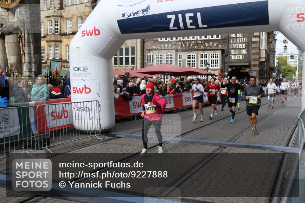 05.10.2025 - 20. swb-Marathon Bremen Yannick Fuchs http://msf.ph/oto/9227888 05.10.2025 11:01:35 Ziel 7908, 9286, 9371, 10157, 10336, 11194, 11633 meine-sportfotos.de
