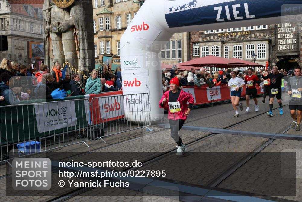 05.10.2025 - 20. swb-Marathon Bremen Yannick Fuchs http://msf.ph/oto/9227895 05.10.2025 11:01:35 Ziel 7908, 9286, 9371, 10157, 10336, 11194, 11633 meine-sportfotos.de