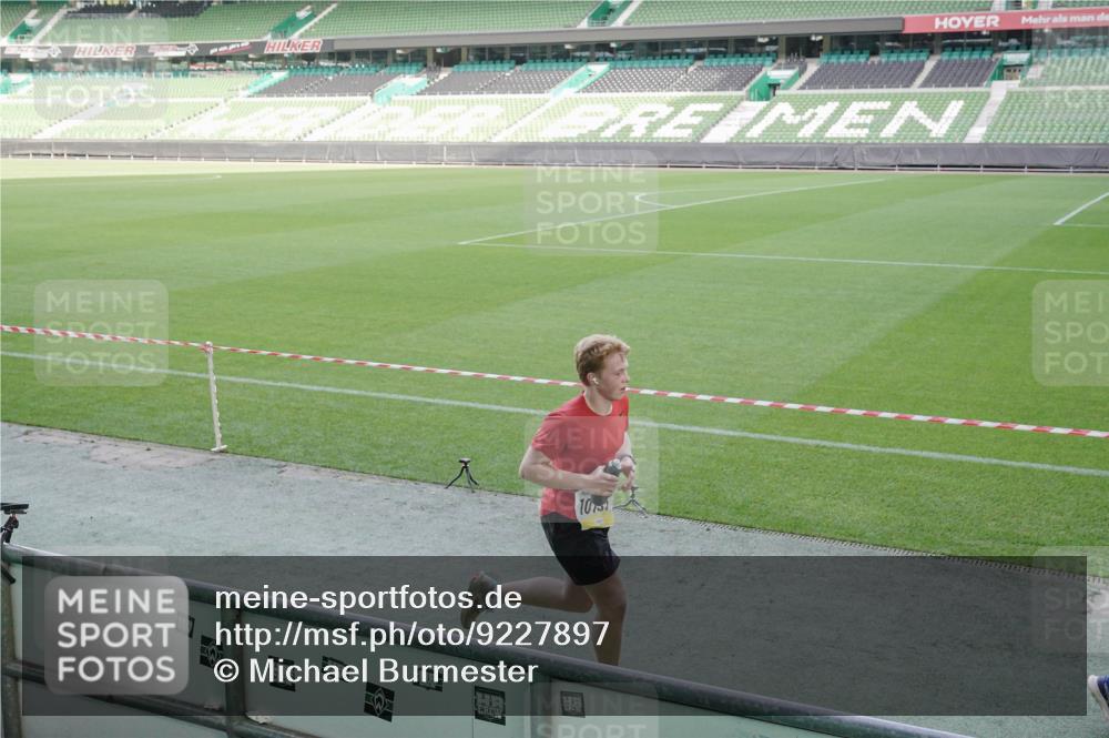 05.10.2025 - 20. swb-Marathon Bremen Michael Burmester http://msf.ph/oto/9227897 05.10.2025 10:25:04 Laufen im Stadion 8187, 9253, 9302, 9364, 9558, 9700, 9775, 10104, 10155, 10208, 10375, 10541, 10553, 10652, 10691, 10744, 10838, 10910, 10979, 11217, 11230, 11256, 11304, 11476, 11581, 11640, 11725, 9524, 10229, 10880 meine-sportfotos.de