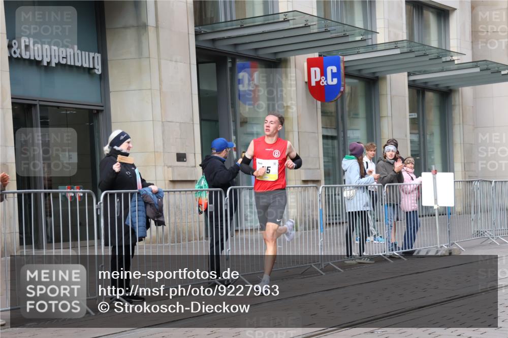 05.10.2025 - 20. swb-Marathon Bremen Strokosch-Dieckow http://msf.ph/oto/9227963 05.10.2025 10:26:55 Ziel 35, 35 meine-sportfotos.de