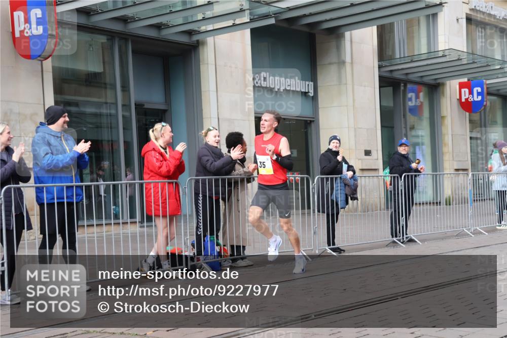 05.10.2025 - 20. swb-Marathon Bremen Strokosch-Dieckow http://msf.ph/oto/9227977 05.10.2025 10:26:56 Ziel 35, 35 meine-sportfotos.de