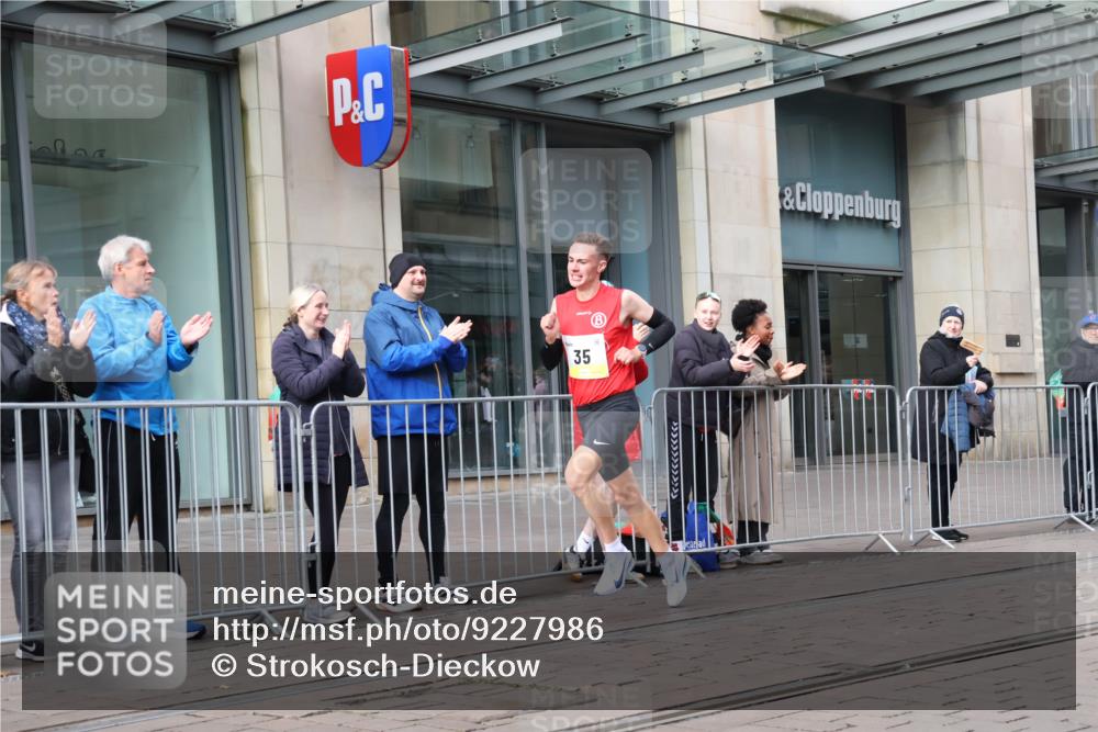 05.10.2025 - 20. swb-Marathon Bremen Strokosch-Dieckow http://msf.ph/oto/9227986 05.10.2025 10:26:56 Ziel 35, 35 meine-sportfotos.de