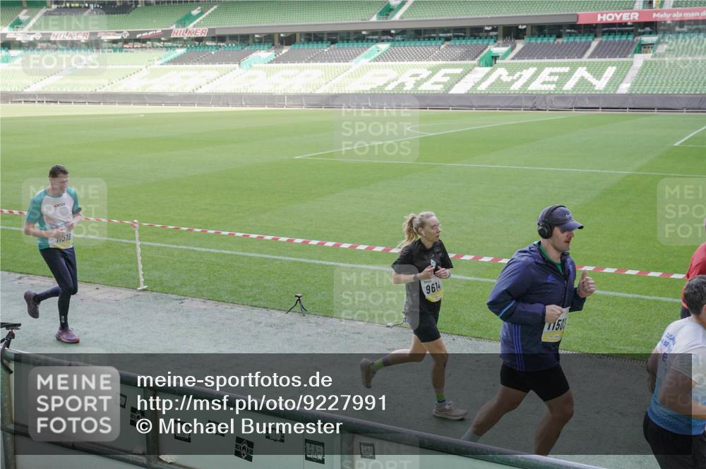 05.10.2025 - 20. swb-Marathon Bremen Michael Burmester http://msf.ph/oto/9227991 05.10.2025 10:25:30 Laufen im Stadion 9006, 9302, 9361, 9558, 9614, 9775, 9849, 9865, 9884, 9919, 9967, 10104, 10155, 10306, 10348, 10474, 10505, 10541, 10553, 10554, 10652, 10666, 10979, 11230, 11256, 11304, 11316, 11346, 11403, 11503, 11581, 11640, 11666, 11745, 8187, 9253, 9700, 10208, 10375, 10691, 10744, 10910, 11217, 11476, 11725 meine-sportfotos.de