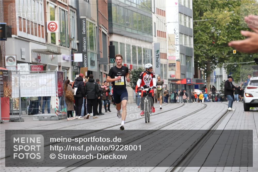 05.10.2025 - 20. swb-Marathon Bremen Strokosch-Dieckow http://msf.ph/oto/9228001 05.10.2025 10:28:08 Ziel 2, 33, 2, 33 meine-sportfotos.de