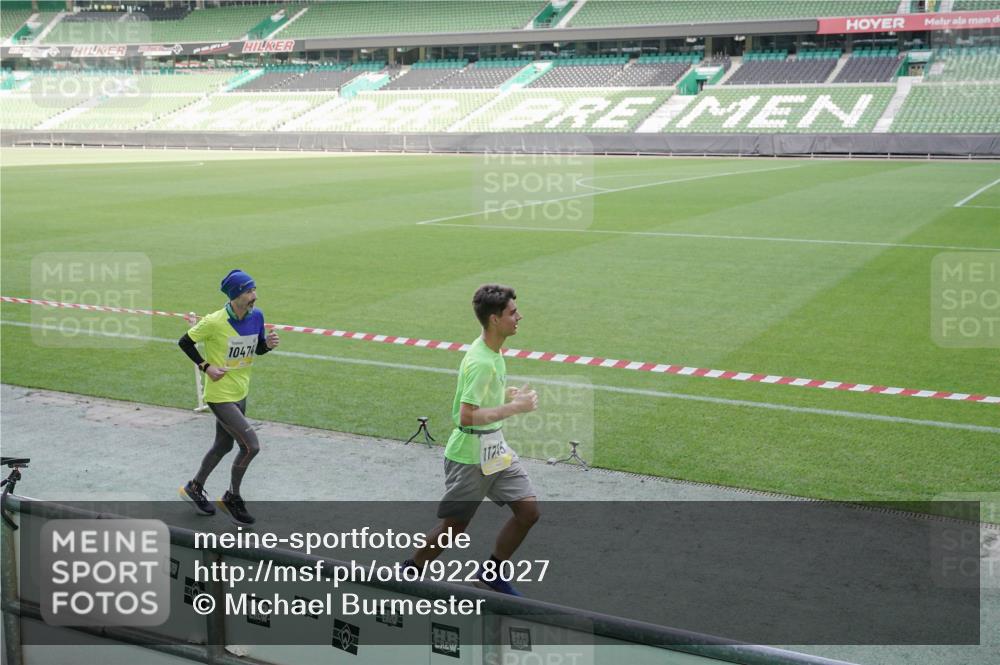 05.10.2025 - 20. swb-Marathon Bremen Michael Burmester http://msf.ph/oto/9228027 05.10.2025 10:25:34 Laufen im Stadion 9006, 9302, 9361, 9558, 9614, 9775, 9849, 9865, 9884, 9919, 9967, 10104, 10155, 10306, 10348, 10474, 10505, 10541, 10553, 10554, 10652, 10666, 10961, 10979, 11178, 11230, 11256, 11304, 11316, 11346, 11403, 11422, 11503, 11581, 11666, 11745, 8187, 9253, 9700, 10208, 10375, 10691, 10910, 11217, 11476, 11640, 11725 meine-sportfotos.de