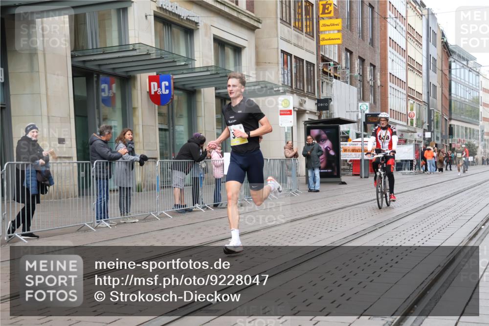 05.10.2025 - 20. swb-Marathon Bremen Strokosch-Dieckow http://msf.ph/oto/9228047 05.10.2025 10:28:13 Ziel 2, 33, 2, 33 meine-sportfotos.de